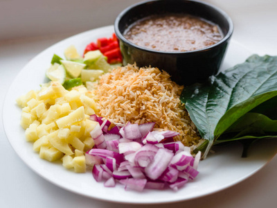 泰式香叶包(meang kham):一种来自泰国和老挝的传统小吃,由王后达拉