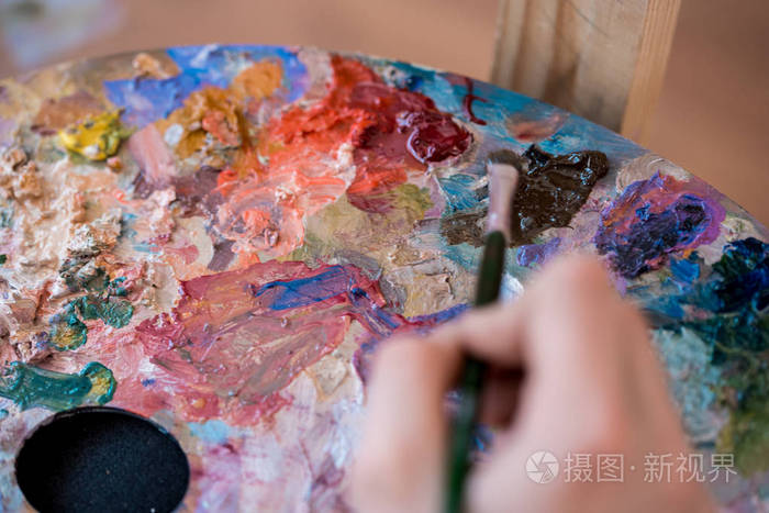 画家用调色板特写画了一幅油画笔