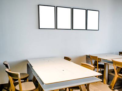 工作室,带枕头沙发的办公室,沙发和灯,纯色白色空相框,白色墙壁和白色