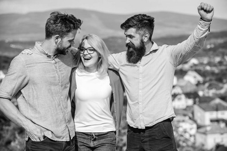 微笑金发碧眼的男人图片