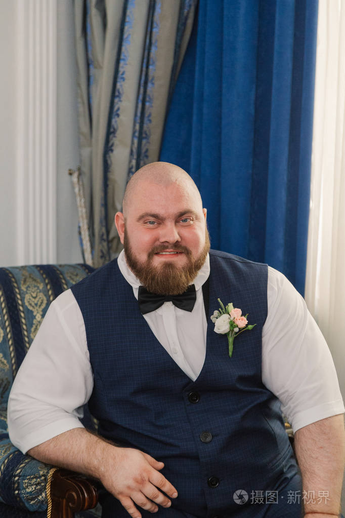 裤子上挂着吊带的胖子的画像