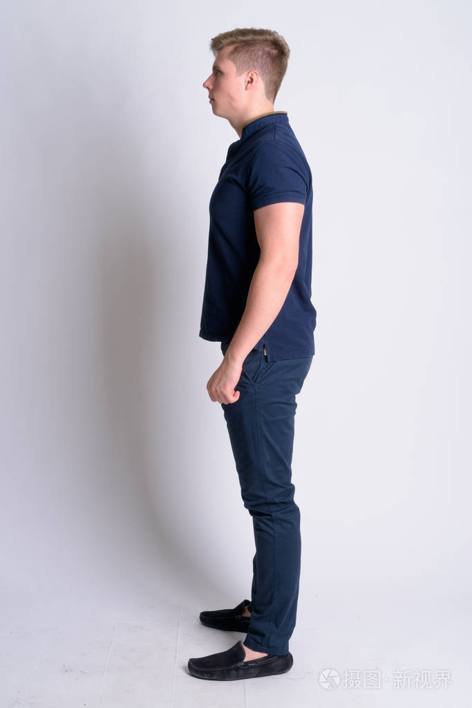 年轻金发帅哥全身拍摄侧视图