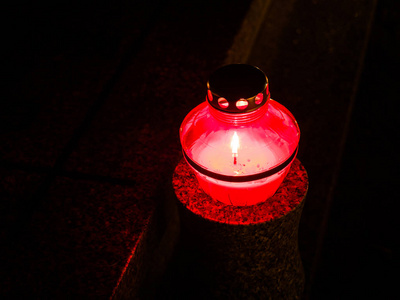 供月晚上墓地上点着红蜡烛的灯.