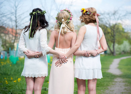 一群伴娘和准新娘在美丽中的背影照片