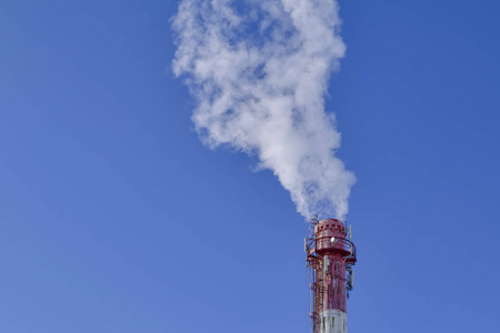 热力工厂蓝天下,热力站烟囱冒出的白烟照片