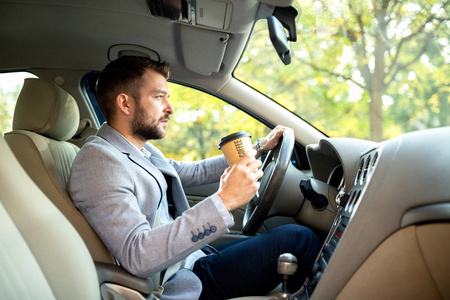 年轻英俊的男人喜欢喝咖啡照片