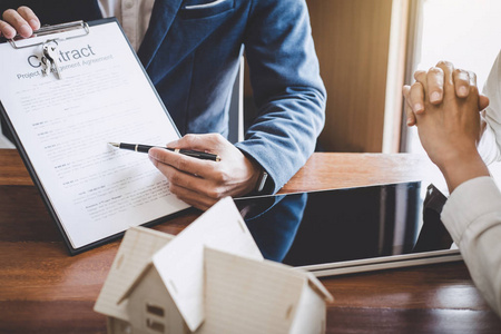 客户介绍房地产经纪人向客户介绍并咨询照片