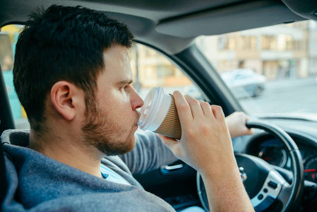 开车喝咖啡的男人图片