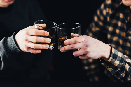惬意背景两只手在家里碰杯威士忌,躺在沙发上,惬意照片