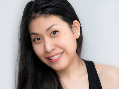 红唇唇膏女人健康牙齿洁白完美完美牙齿.微笑,牙医诊所的概念.张开嘴.