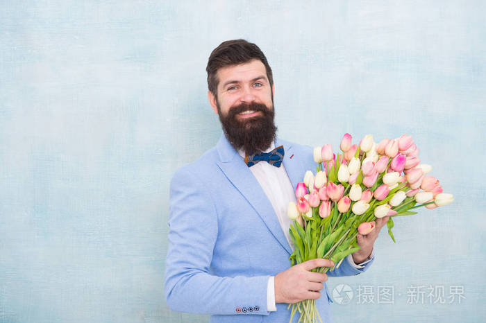 送花绅士浪漫约会生日祝福送给女朋友的最好的花给她鲜花男人胡子西装