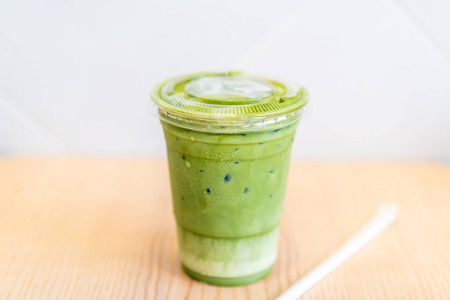 冰抹茶拿铁绿茶杯照片