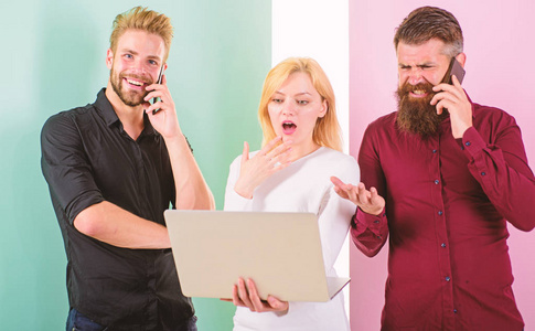 现代人生活在虚拟和现实中.男人和女人喜欢虚拟现实和在线交流.