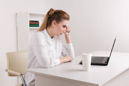 疲惫的女上班族振作起来完成工作照片