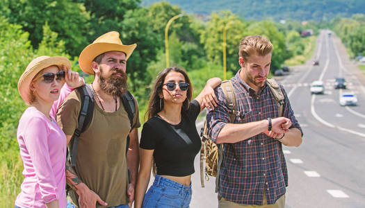 从搭便车开始你人生中伟大的冒险.公司朋友搭便车在边缘路自然背景.