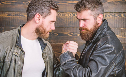 成熟朋友的真正友谊.男性友谊概念.凶残的胡子男人穿着皮夹克握手.