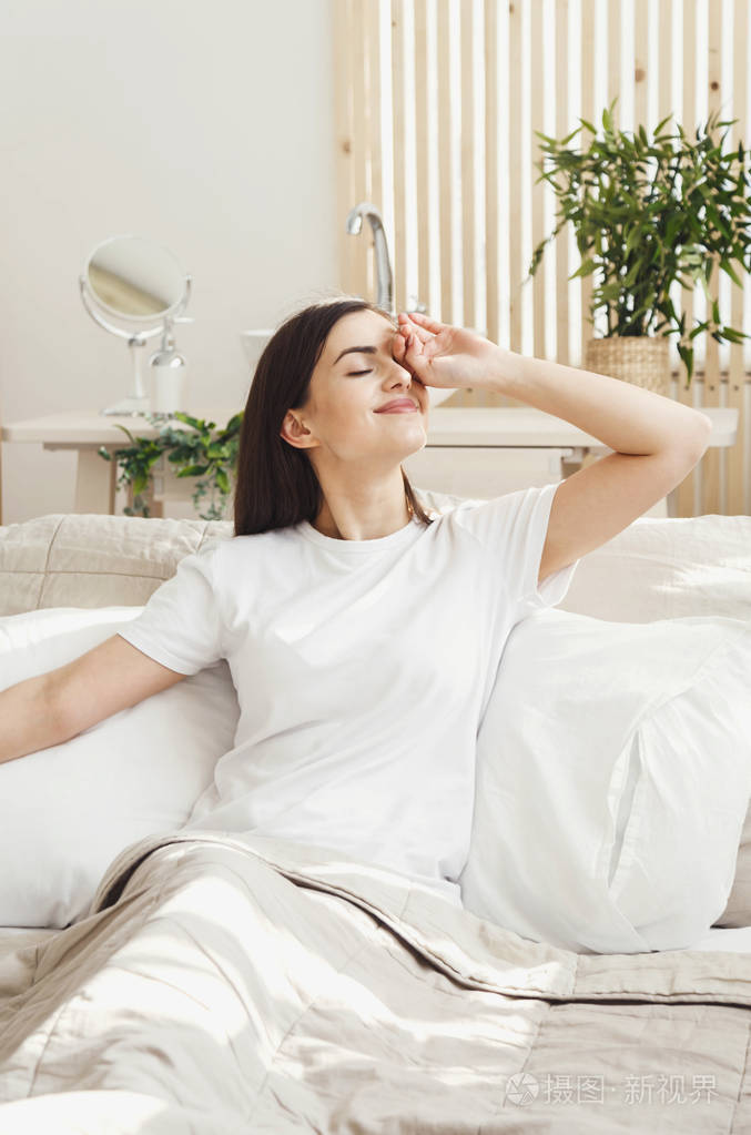 在床上醒来的女人