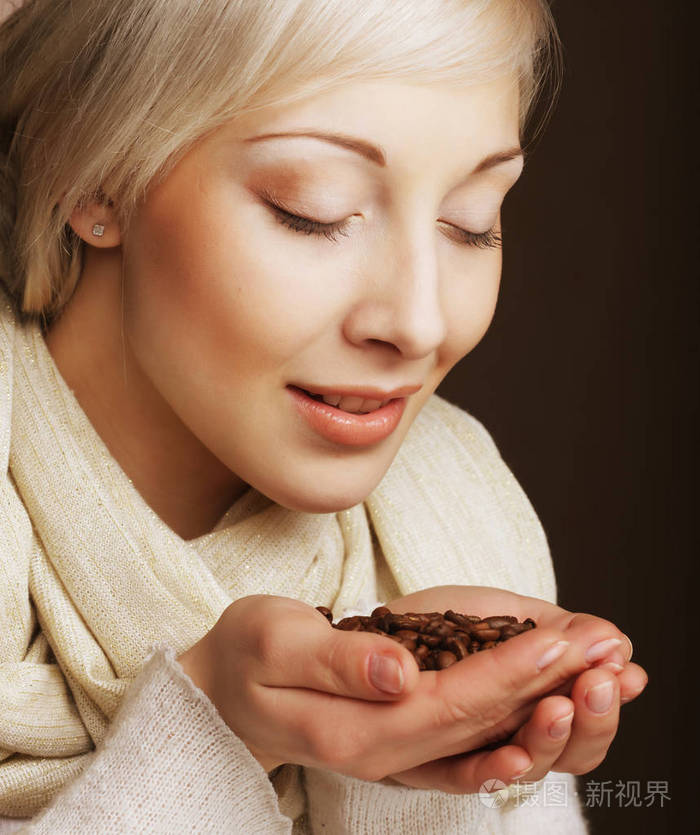 闻着咖啡豆味的金发美女