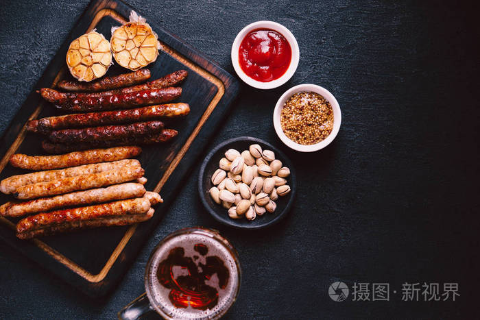 小吃啤酒.吧台.餐厅,酒吧,啤酒节.各种美味的开胃菜.