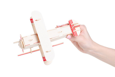 手上有木制结构模型飞机图片