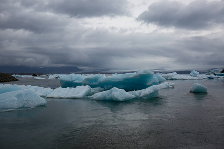 冰岛的冰雪融化图片