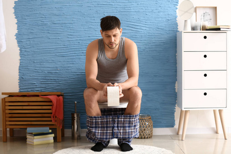 家里坐在马桶上的男人照片