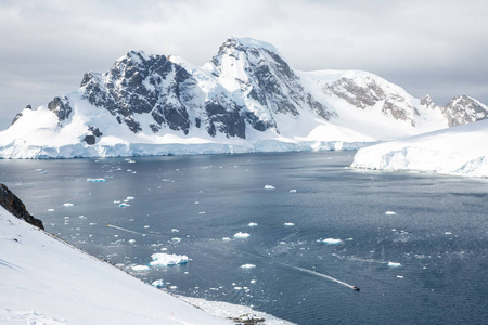 南极洲的冰和海洋中的冰山图片