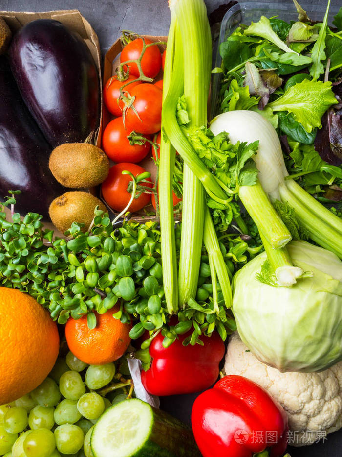 在灰色混凝土粗糙的背景上摆放着不同颜色的美味蔬菜和浆果水平健康