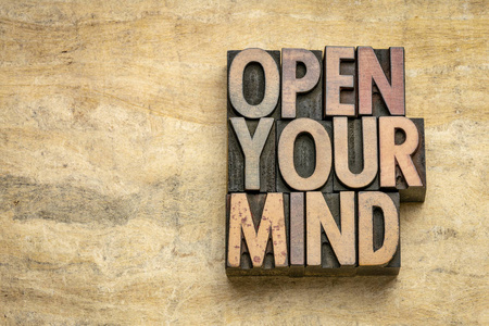 打开心扉打开你的心扉,用木头写的单词摘要照片
