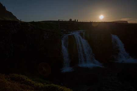 冰岛山上的瀑布图片