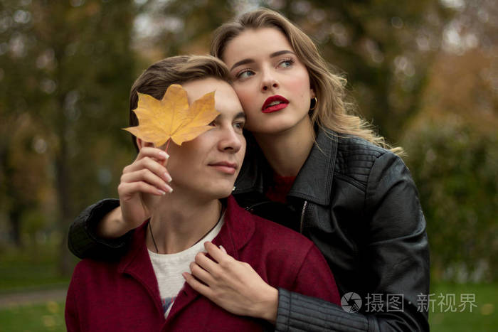 这对夫妇拥抱了他伤心的是女孩从后面抱住了他并把一张黄色的床单贴在