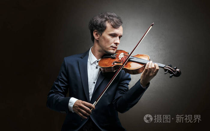 小提琴手在乐器上的同情心