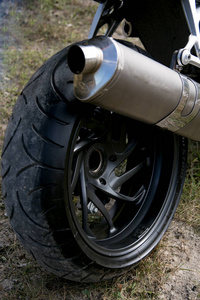 运动摩托车后轮特写图片