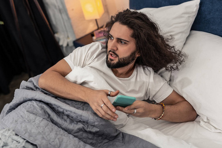 好长头发的男人准备起床了照片