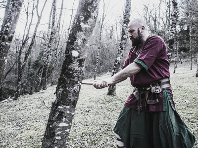 维京人用斧头砍树照片