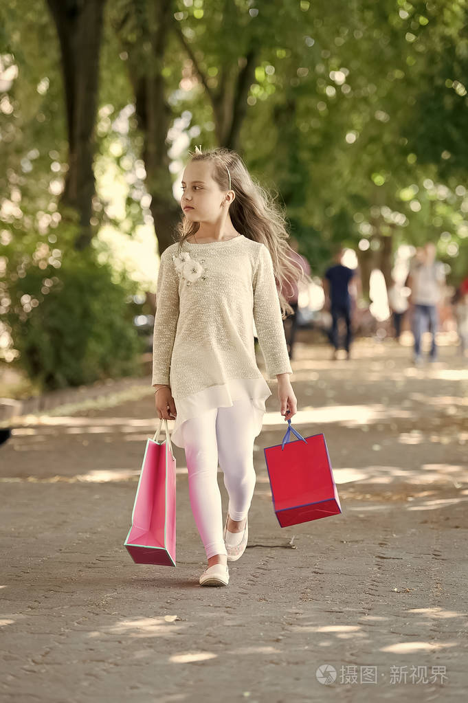 户外时尚服装的儿童购物者.在买卖中购物.金色长发戴王冠的小公主