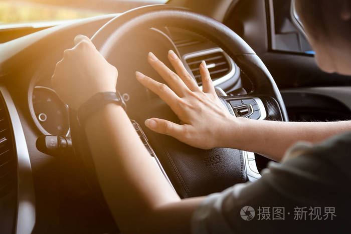 亚洲女人的特写手手按方向盘按喇叭