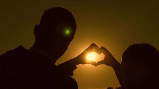 一对恩爱夫妻的团队合作.庆祝成功和胜利.照片