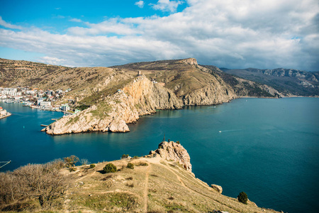 拈花湾小镇克里米亚的巴拉克拉瓦湾,山崖和海港都有船只.