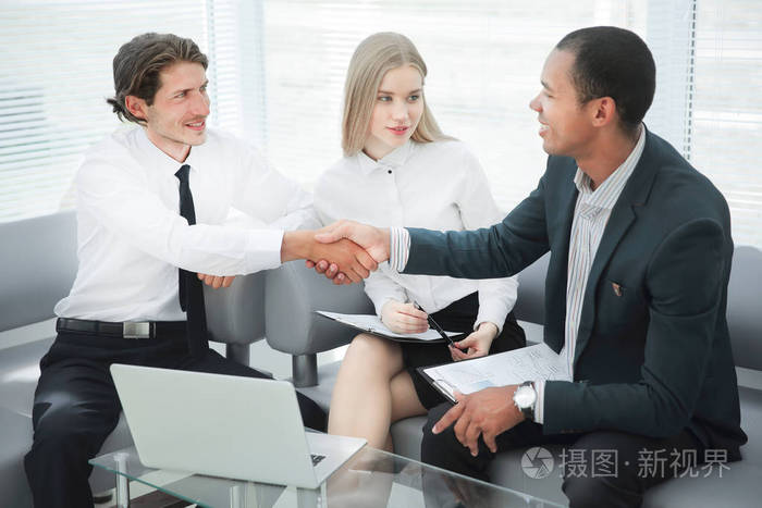 特写经理确认与客户的交易