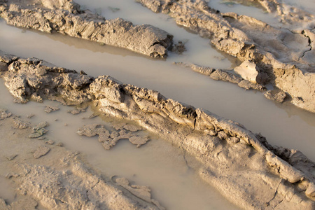 泥泞足迹图片-泥泞足迹素材-泥泞足迹插画-摄图新视界