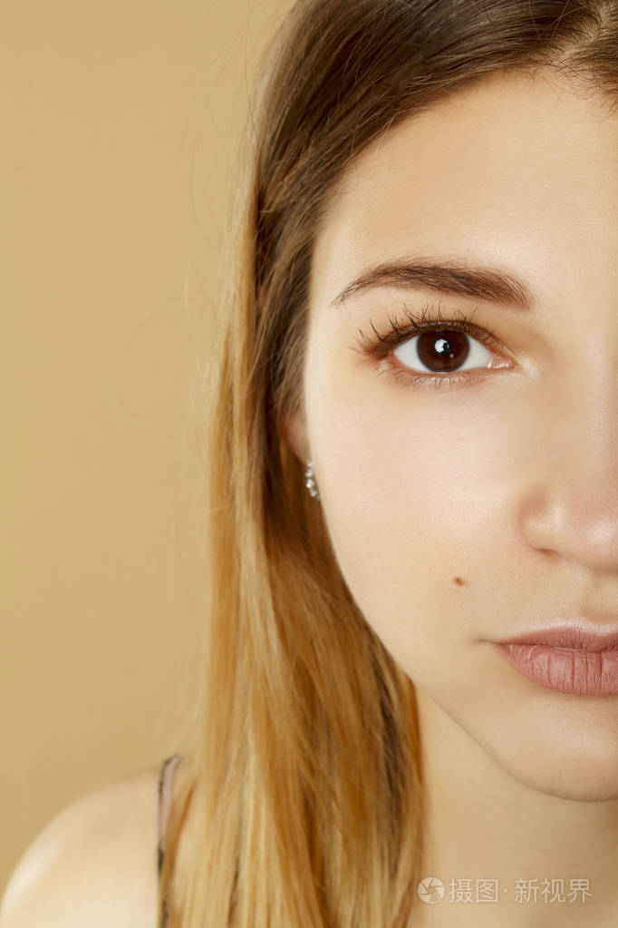美妆美女半张脸对着镜头