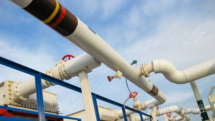 汽油空冷器上方的管道