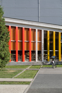 现代玻璃幼儿园建筑的立面图片