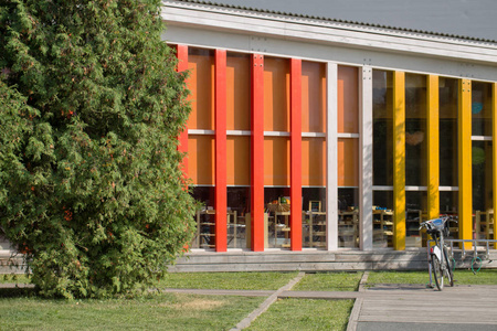 现代玻璃幼儿园建筑的立面图片