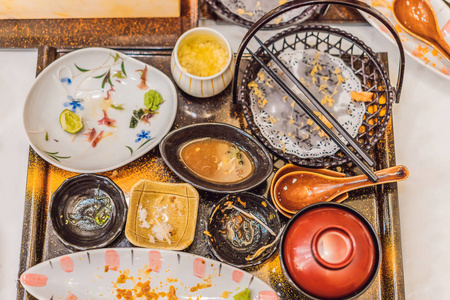 日本餐馆饭后的桌子凌乱不堪.脏的,吃完饭,剩菜的概念照片