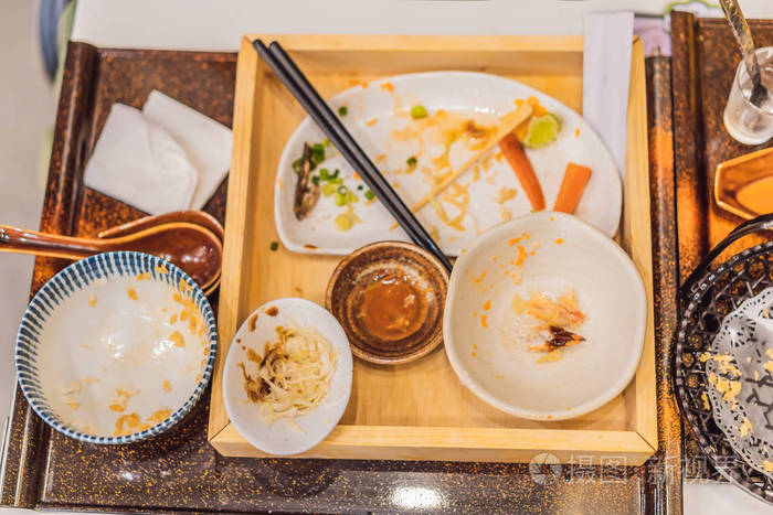 日本餐馆饭后的桌子凌乱不堪脏的吃完饭剩菜的概念