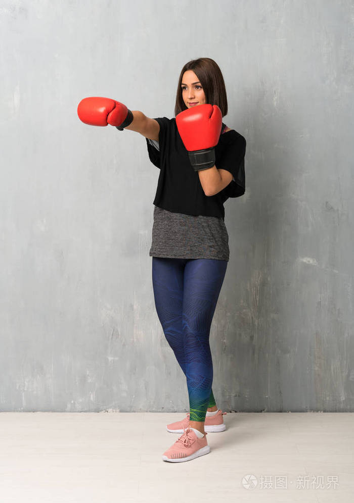 戴拳击手套的女运动员