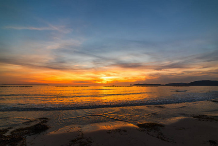 夕阳西下海上晴空的宁静景色图片