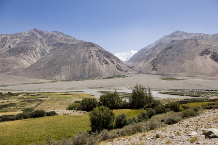 兴乡村肥沃的瓦罕山谷,在塔吉克斯坦的vrang附近有panj河.